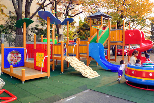 公園・園庭 木製遊具 LAPPSET